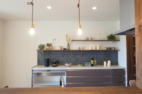 キッチンコーナー。部屋全体を見渡しながらお料理を作れます。
照明とタイルがナチュラルな雰囲気を出しています。