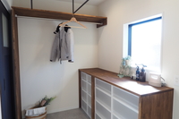 家事室（ユーティリティー）アイアンのハンガーバーを設置。造作の棚の上でお洋服を畳んだり、アイロンがけが可能です。