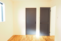 ドアの色と壁紙クロス、床材がマッチしています。
オーナー様のセンスが光ります。