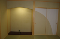 和室は照明と半円のカーブが印象的な造りです