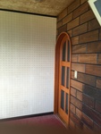 印象的な正面の木製壁とアーチ型のドアは残すことにしました。
