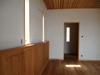天井、床、腰壁等、木材を使用した和風なお部屋。