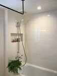 造作の浴室。ホーロー製のお風呂。シャンプーなど手の届く場所に置けるようデザイン致しました。