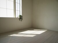 主寝室。南向きで日の光が優しく入ります。壁は珪藻土、床はグレーのオイル仕上げです。